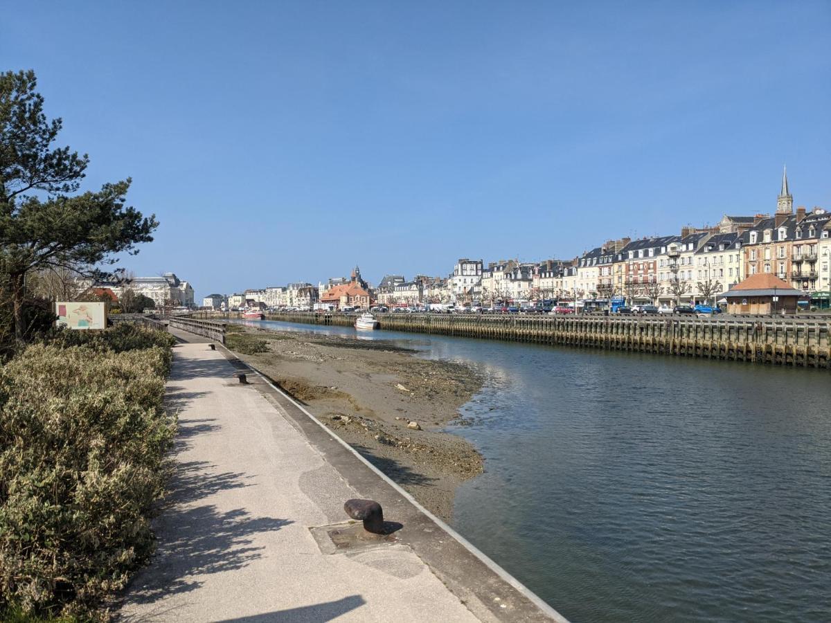 We Sea Apartment Довил Екстериор снимка